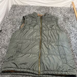 Woman’s olive  green Puffer Vest size xl zip